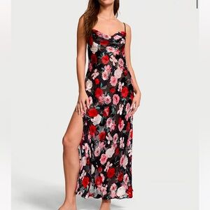 NWT VICTORIA'S SECRET
Atelier Victoria's Secret Noir Burnout Satin Plung…